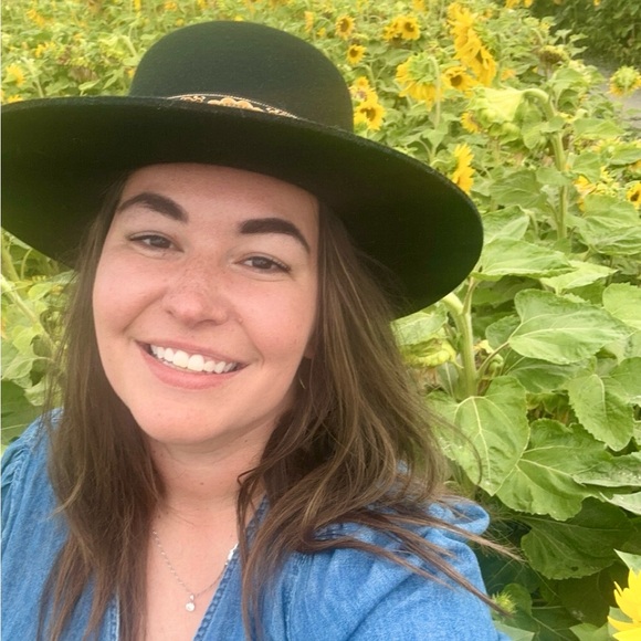 Meet your Posher, Nicole - Picture 1 of 1